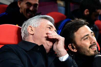 Carlo Ancelotti conversa con su hijo Davide antes del partido en Vallecas.