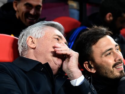 Carlo Ancelotti conversa con su hijo Davide antes del partido en Vallecas.