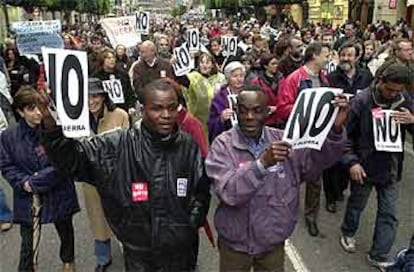 El centro de Valencia ha vuelto a llenarse de manifestantes. Miles de personas han salido una vez más a la calle llenándola de pancartas, lemas y pegatinas en contra del ataque a Irak.