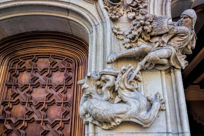 Las bestias esculpidas por Eusebi Arnau que luchan contra guerreros en la Casa Amatller, en Barcelona.