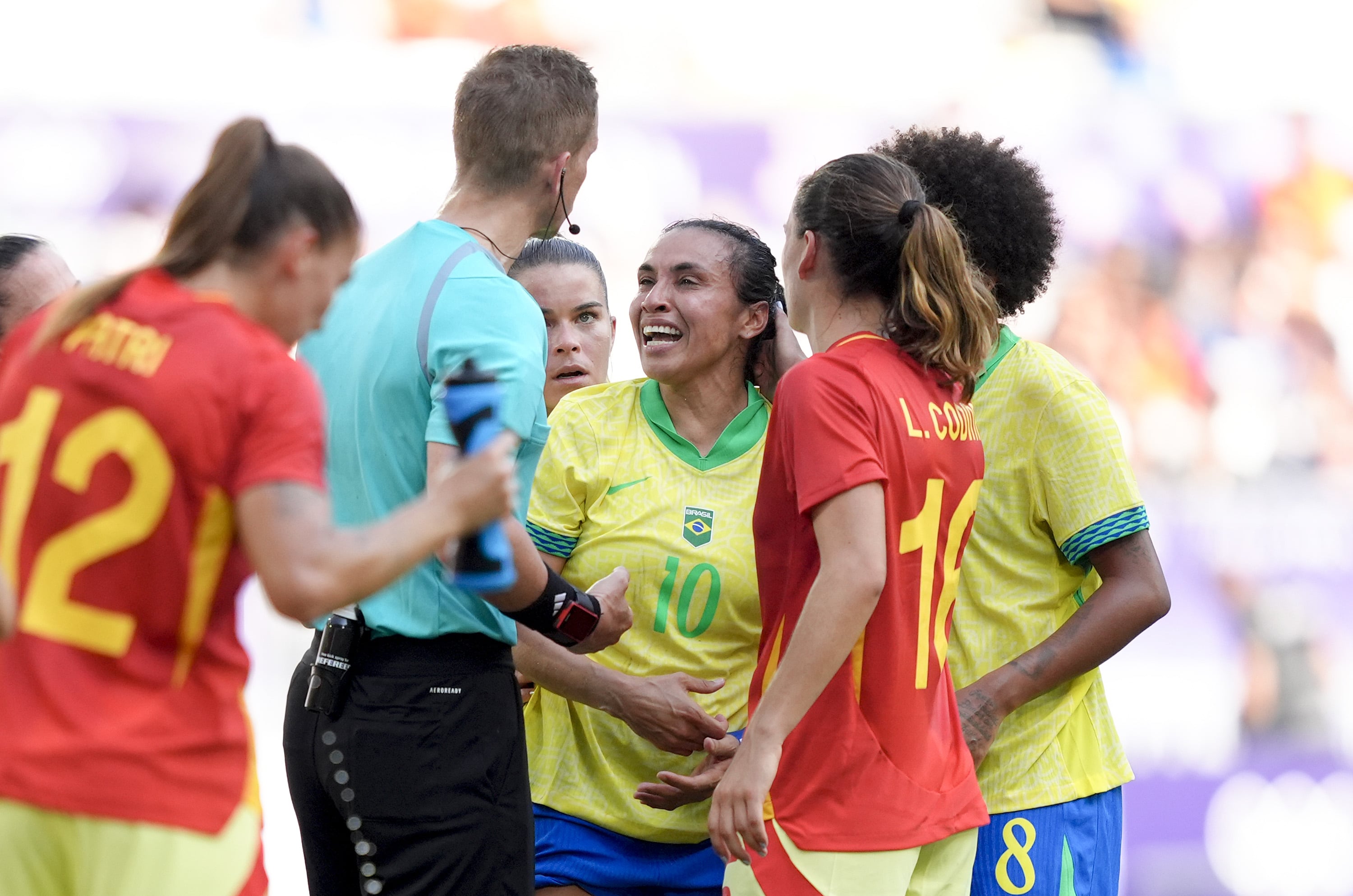 España supera a Brasil en un partido que se alargó 118 minutos y jugará los cuartos como primera de grupo 