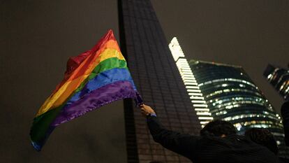 Manifestantes ondean una bandera de la diversidad sexual en una protesta en Ciudad de México tras el asesinato de Jesús Ocial Baena, en noviembre de 2023.