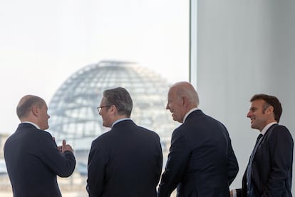 Desde la izquierda, Olaf Scholz, Keir Starmer, Joe Biden, Emmanuel Macron conversan frente al Reichstag en Berlín, este viernes.