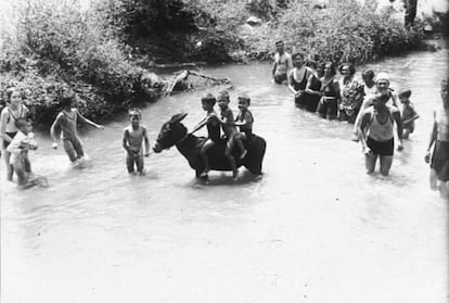 Familias bañándose en el Manzanares a mediados del siglo XX.