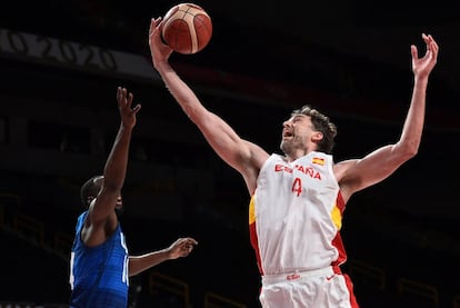 Pau Gasol lucha por el rebote con el estadounidense Draymond Jamal Green, en el partido de baloncesto de cuartos de final entre España y Estados Unidos durante los Juegos Olímpicos de Tokio 2020 en el Saitama Super Arena, en Saitama (Japón), el 3 de agosto de 2021.