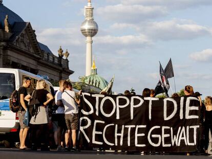 Manifestantes en Berlín con un cartel donde se lee