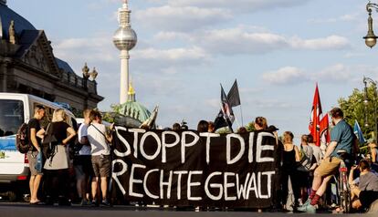 Manifestantes en Berlín con un cartel donde se lee