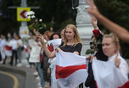 Una manifestante protesta contra la brutalidad policial y los resultados electorales en Minsk, Bielorrusia, este jueves.