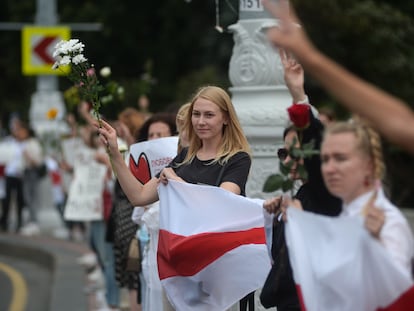 Una manifestante protesta contra la brutalidad policial y los resultados electorales en Minsk, Bielorrusia, este jueves.