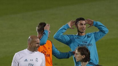 Kroos bromea con Cristiano Ronaldo y Zidane habla con Modric en el entrenamiento de este lunes.