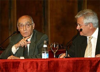 José Saramago (a la izquierda) y el alcalde Joan Clos, en el Ayuntamiento de Barcelona.