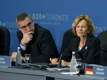 Elena Salgado, junto al director de la Oficina Económica del Presidente, Javier Vallés, en la sesión plenaria del G-20.