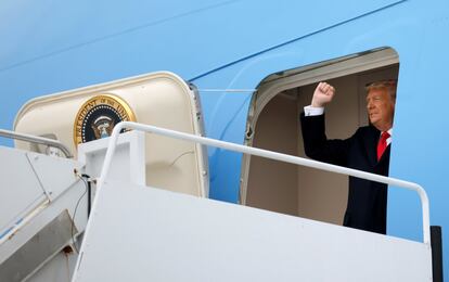 Donald Trump levanta el puño antes de embarcar en el vuelo hacia El Álamo, Texas, para celebrar una de sus grandes promesas de campaña: la construcción de los 640 kilómetros del muro con México.