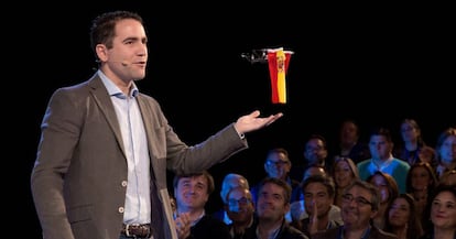 Teodoro García Egea exhibe en un mitin un dron la bandera de España.