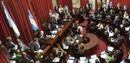 El pleno del Senado argentino debate el proyecto para compensar a la petrolera