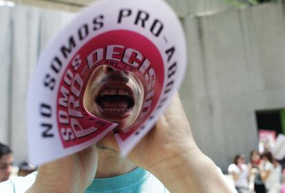 Un hombre grita consignas durante una protesta a favor del aborto en Monterrey (México).