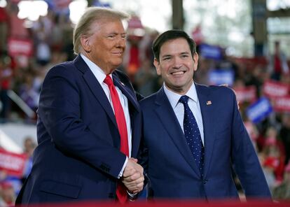 Donald Trump saluda al senador Marco Rubio durante un mitin de campa?a en Raleigh, Carolina del Norte, el 4 de noviembre de 2024.