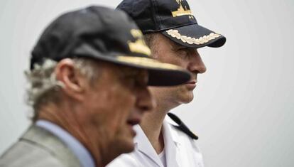 El ministro de Defensa, Pedro Morenés (en primer plano) junto al príncipe de Asturias en el Buque Patiño.