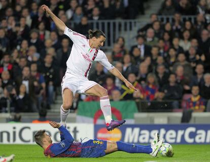 Zlatan Ibrahimovic pelea con Gerard Piqué por hacerse con el balón