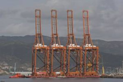 Vista de la súper grúa con que contará el puerto de Vigo para el movimiento de contenedores. EFE/Archivo