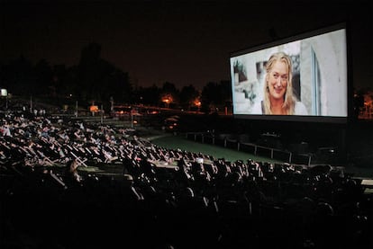 Público disfrutando de un estreno cinematográfico en la pantalla gigante instalada en el parque Enrique Tierno Galván.