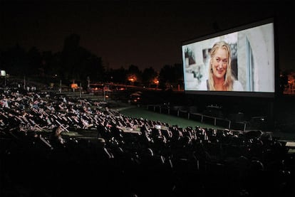 Público disfrutando de un estreno cinematográfico en la pantalla gigante instalada en el  parque Enrique Tierno Galván.