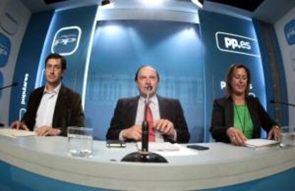 El portavoz de Economía y Competitividad del Grupo Parlamentario Popular, Vicente Martínez-Pujalte (c), la portavoz de Hacienda y Administraciones Públicas del GPP, Ana Madrazo, y el portavoz de Presupuestos del GPP, Antonio Gallego, durante la rueda de prensa ofrecida sobre los Presupuestos para 2014.