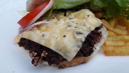 Hamburguesa de carne de yak en un restaurante de Timbú, la capital de Bután