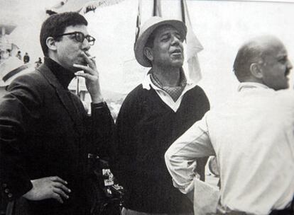 Rafael Azcona, a la izquierda, con Luis García Berlanga, en el centro, y Ricardo Muñoz Suay, durante el rodaje de <i>El verdugo</i>, en 1963.