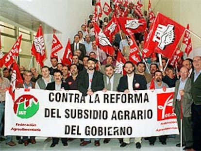 Alcaldes y sindicalistas exhiben una pancarta durante su encierro en la Diputación de Badajoz.