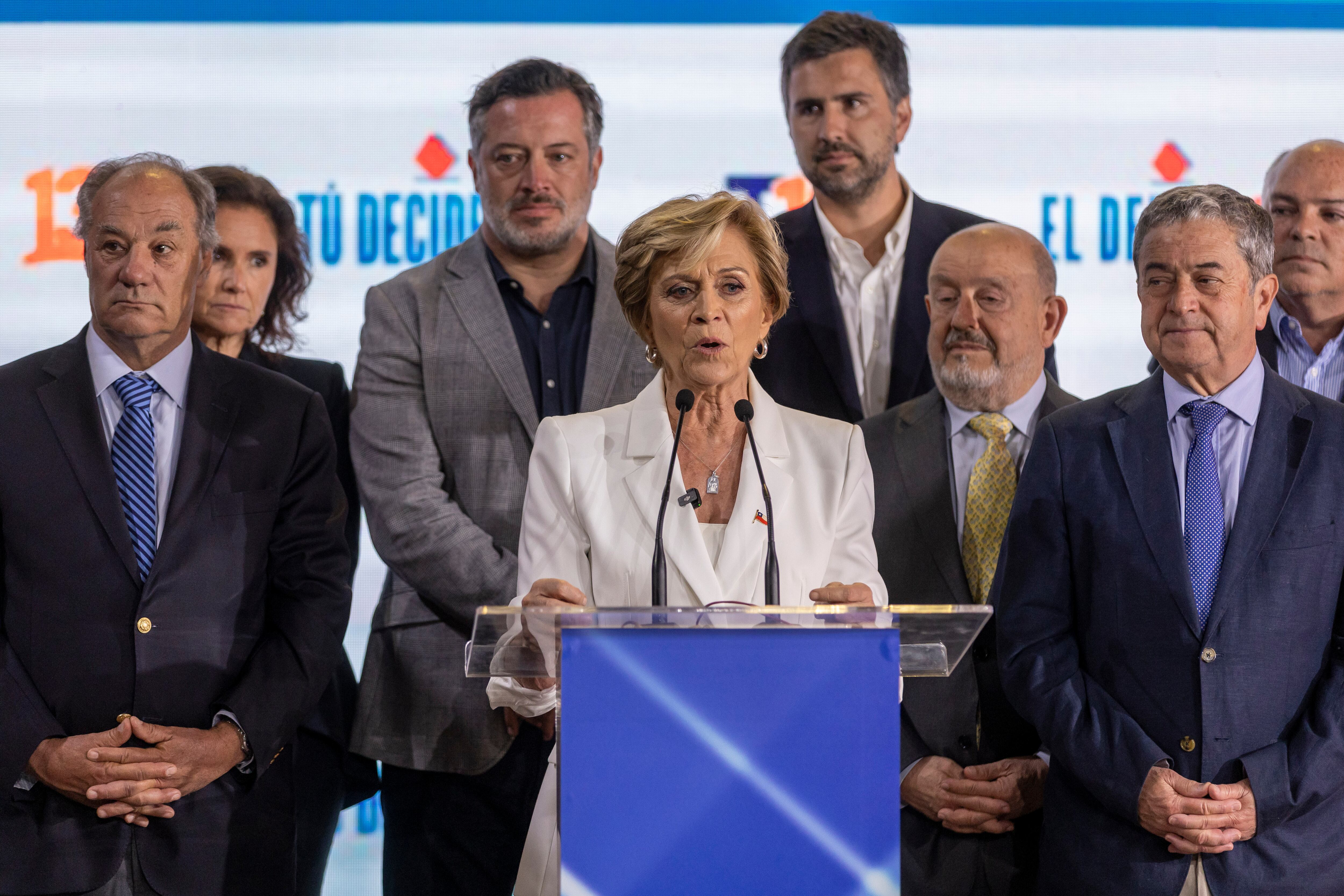 Los aliados extremos de Matthei complican su giro al centro