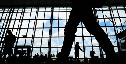 Joven paseando en un aeropuerto.