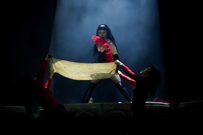Lady Gaga interprentando uno de los temas den el festival.