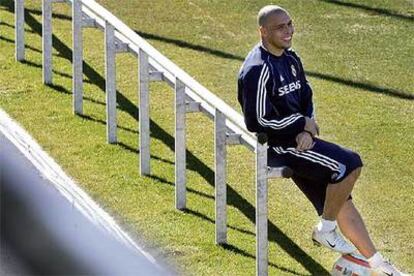 Ronaldo bromea durante el entrenamiento del Madrid de ayer.