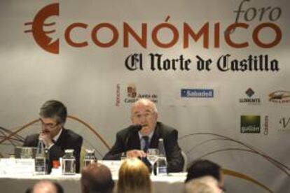 El vicepresidente de la Comisión Europea y comisario europeo de Competencia, Joaquín Almunia (d), ha participado hoy en el Foro Económico que organiza el diario El Norte de Castilla. EFE/NACHO GALLEGO