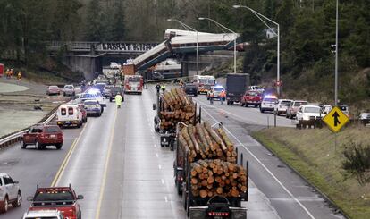 El tren Amtrak 501 era la culminación de una gran renovación de los transportes de los alrededores de Seattle, una de las zonas urbanas más congestionadas del Oeste de EE UU. En la imagen, el tramo de la interestatal 5 tras el accidente ferroviario en DuPont, el 18 de diciembre de 2017.