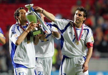 Theodoros Zagorakis, Giorgios Georgiadis y Dimitrios Papadopoulos con el trofeo de la Eurocopa en 2004. 