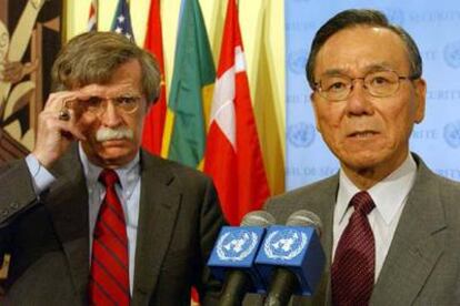Imagen del embajador de Japón, Kenzo Oshima (derecha) y de su homólogo estadounidense, John Bolton, tras las conversaciones mantenidas este viernes por el Consejo de Seguridad de la ONU en Nueva York.