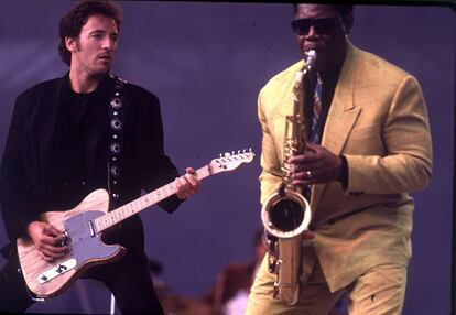 Bruce Springsteen durante una actuación en España en 1988. A su lado el saxo tenor Clarence Clemons, su amigo íntimo y fallecido en 2011.