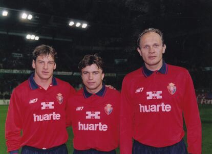 De izquierda a derecha, los polacos Jan Urban y Roman Kosecki, y el serbio Predrag Spasić.