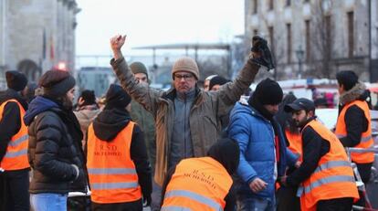 Miembros de seguridad cachean a un ciudadano antes de las celebraciones junto a la puerta de Brandenburgo hoy.