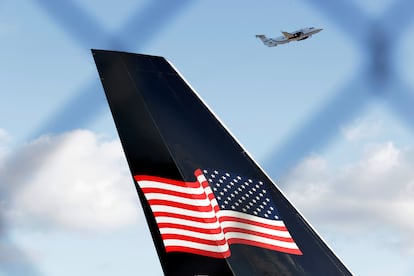 La gigantesca T de la cola del avión de Donald Trump fue sustituida recientemente por una bandera estadounidense.