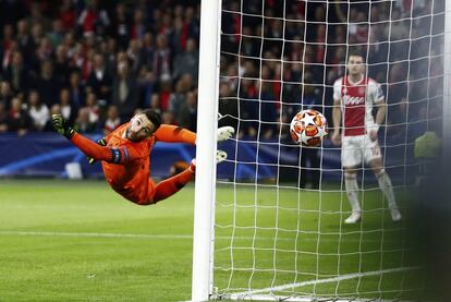 El portero del Tottenham, Hugo Lloris, no para la pelota lanzada por Hakim Ziyech del Ajax.