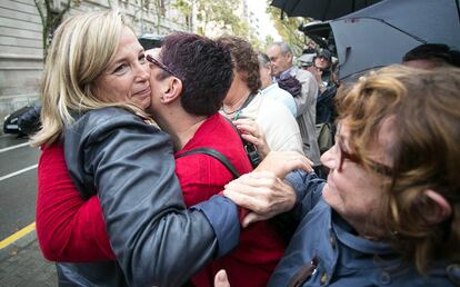 "Gracias de todo corazón. De verdad, gracias", les ha dicho la exvicepresidenta del Govern Joana Ortega, tras comparecer cerca de hora y media ante el tribunal.