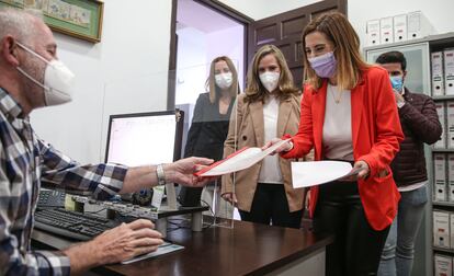 La parlamentaria regional del PSOE y portavoz de la candidatura de Susana Díaz a la Junta de Andalucía, Beatriz Rubiño, durante la presentación de la candidatura de la dirigente socialista en la calle San Vicente de Sevilla, donde está la sede autonómica del partido.