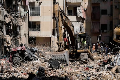 Personal de emergencias trabajan entre los escombros de los edificios atacados por Israel el viernes, este domingo.  