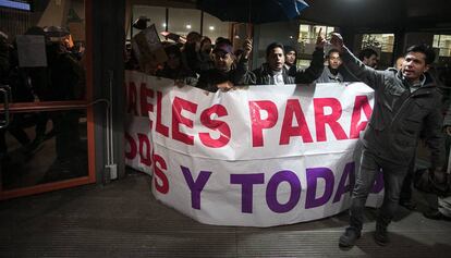 Los manifestantes a la entrada de las instalaciones de la UB