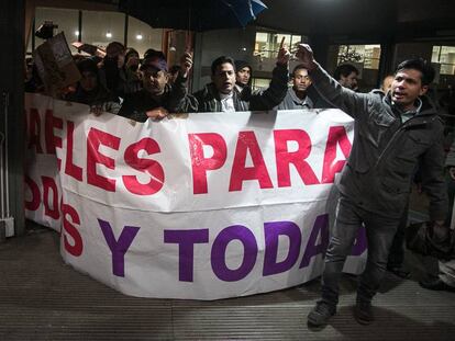 Els manifestants a l'entrada de les instal·lacions de la UB