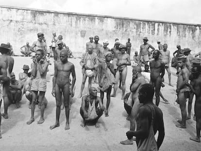 Varios internos del manicomio Colonia en una fotografía tomada en 1959.