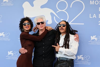 Indya Moore, Jim Jarmusch e Indya Moore, en la presentación en Venecia de  'Father Mother Sister Brother'.